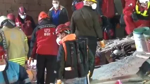 Căutări disperate în Istanbul, după ce blocul de apartamente s-a prăbuşit/ Imagini din stradă cu momentul colapsului 
