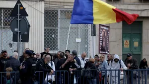 Protest în fața Arestului Central, după ce Călin Georgescu a fost arestat. Peste 300 de oameni scandează în Capitală