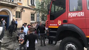 INCENDIU într-un bloc din Craiova: 25 de persoane, printre care şi copii, evacuate | FOTO
