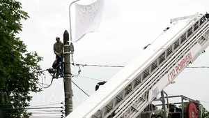 Bărbatul care s-a urcat pe stâlp lângă Palatul Cotroceni, internat la 