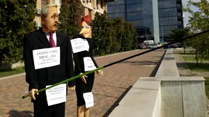 FOTO | Sute de salariaţi din învăţământ au protestat în toată ţara, nemulţumiţi de salarii: Fără educaţie nu există naţie/ Manechine întruchipând lideri politici i-au însoţit pe protestatari