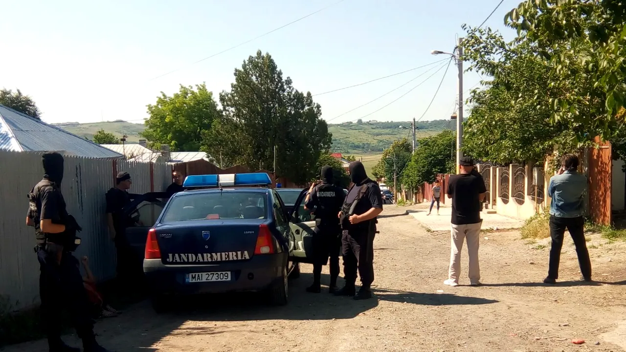 FOTO Percheziţii la zeci de persoane, acuzate că şi-au traficat propriii copii în România şi în Franţa