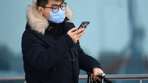 Chinezii au probleme cu utilizarea telefonului  din cauza măştilor medicale împotriva coronavirus.