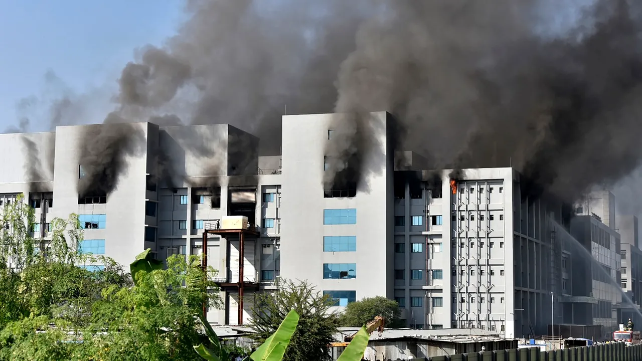 Incendiu la Serum Institute of India. Nu va afecta producţia vaccinului împotriva coronavirus