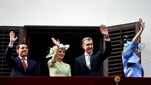 GALERIE FOTO | Nepotul Regelui Mihai şi-a anunţat logodna. Viitoarea soţie este o româncă: 