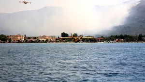 Stare de urgenţă pe insula greacă Zakynthos, în plin sezon turistic, din cauza incendiilor de vegetaţie