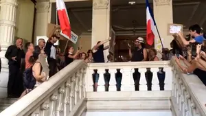 VIDEO Protestatarii antivaccinare au pătruns în sediul unei primării din Franţa şi cer demisia lui Emmanuel Macron