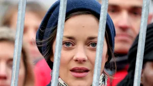 Un bărbat şi-a închis fiica de 17 ani într-o cuşcă din cauza unor selfie-uri făcute cu Snapchat - FOTO