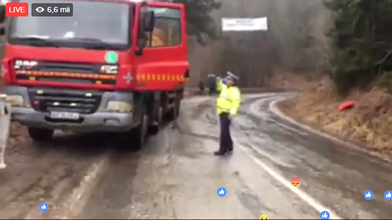 VIDEO Circulaţia pe Autostrada Sibiu-Orăştie, blocată. Un camion cu lemne a pierdut încărcătura 