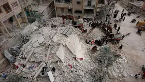 Zeci de persoane, ucise în urma unui atac aerian ce a vizat o moschee din Siria