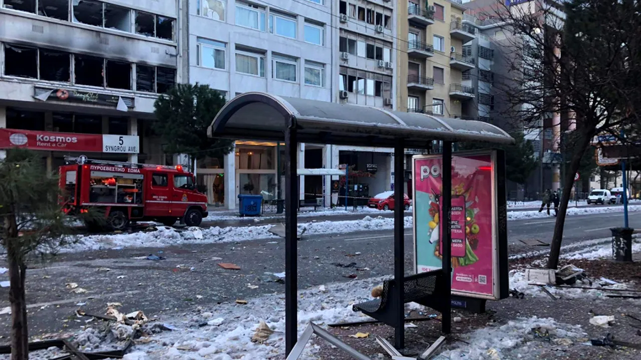 Explozie în centrul Atenei. A urmat un incendiu şi mai multe clădiri au fost distruse 