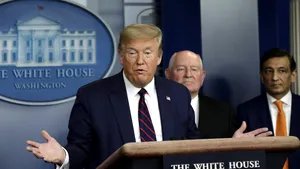 Trump le-a ordonat celor mai mari producători de maşini din SUA să facă ventilatoare pulmonare: 