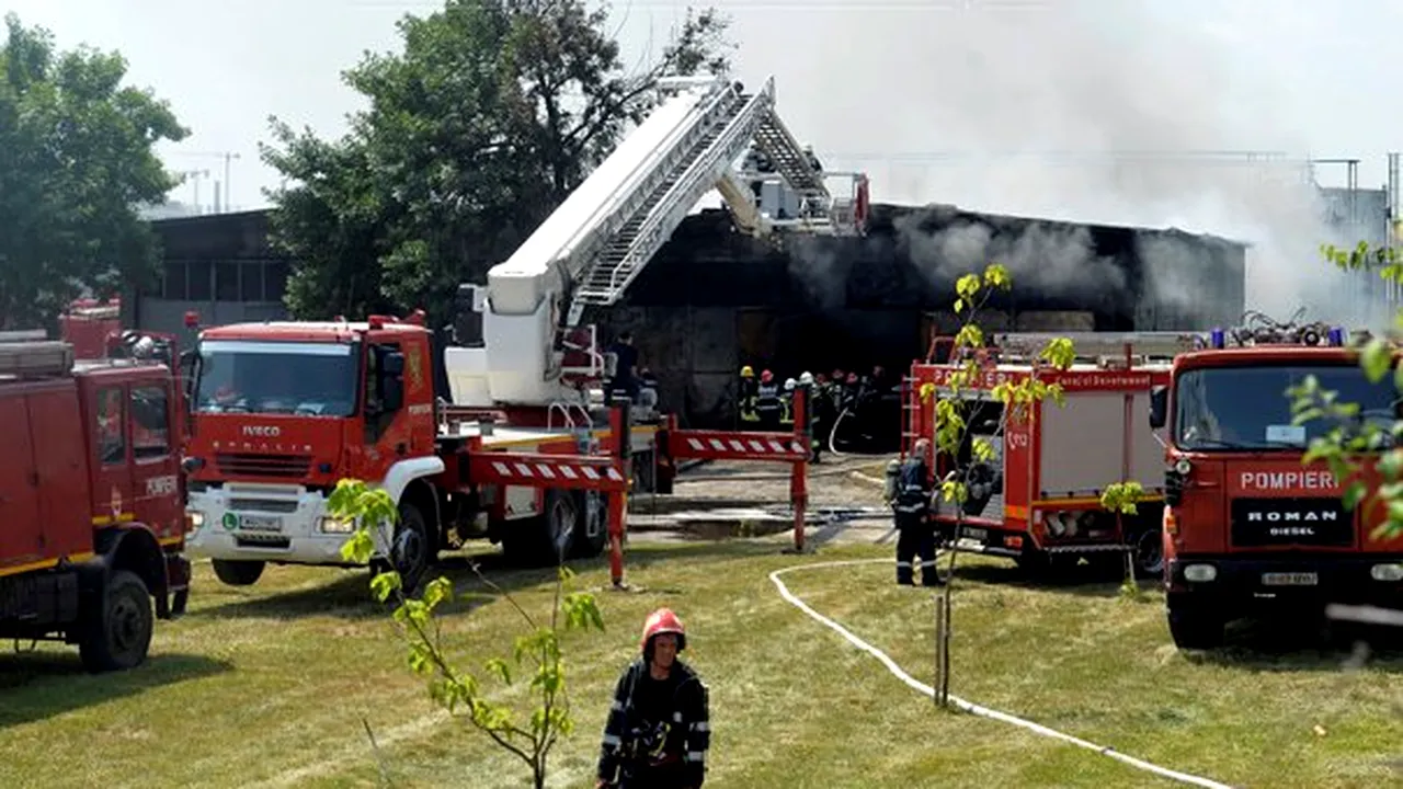 Angajat al unui depozit din Capitală, transportat la spital, în urma unui incendiu - FOTO