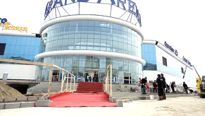 Mall-ul Grand Arena a rămas cu şase chiriaşi la etaj