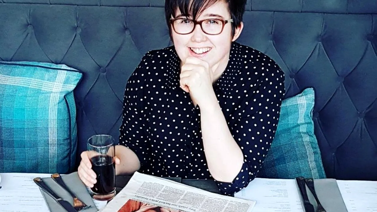 Momentul în care jurnalista Lyra McKee este UCISĂ în timpul protestelor violente din Irlanda de Nord. Doi suspecţi au fost arestaţi | VIDEO