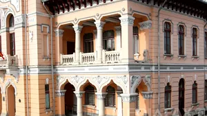 Mai mulţi funcţionari din Primăria Buzău, urmăriţi penal pentru constituire de grup infracţional. Patru dintre ei, reţinuţi 