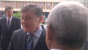 Schimb de replici Antonescu - Dragnea la BEC, înaintea ceremoniei pentru mandatele de europarlamentar: 