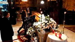 VIDEO. Enoriaşii şi-au scos măştile şi au pupat sicriul ÎPS Pimen, care a decedat de COVID-19