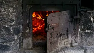 Cu ce vor să înlocuiască politicienii români sobele din 3,5 milioane de gospodării care se încălzesc cu lemne de foc. Proiectul, în dezbaterea Parlamentului