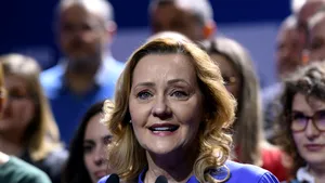 Lasconi afirmă că Ciolacu şi Iohannis se joacă cu democraţia din România: „Antonescu este o marionetă într-un joc pentru păstrarea puterii”