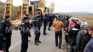 Amenzi administrative de până la 300 de lei pentru 40 de protestatari de la Pungeşti