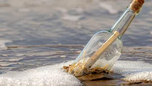 Mesaj călător în timp. Cum a ajuns un răvaş într-o sticlă aruncată în ocean în 2018 să unească doi adolescenţi separaţi de Oceanul Atlantic?