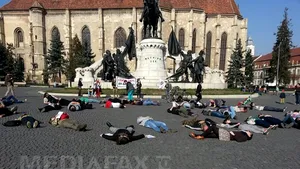 Flash-mob împotriva cianurilor, la Cluj: Peste 50 de oameni s-au întins pe jos în centrul oraşului - FOTO