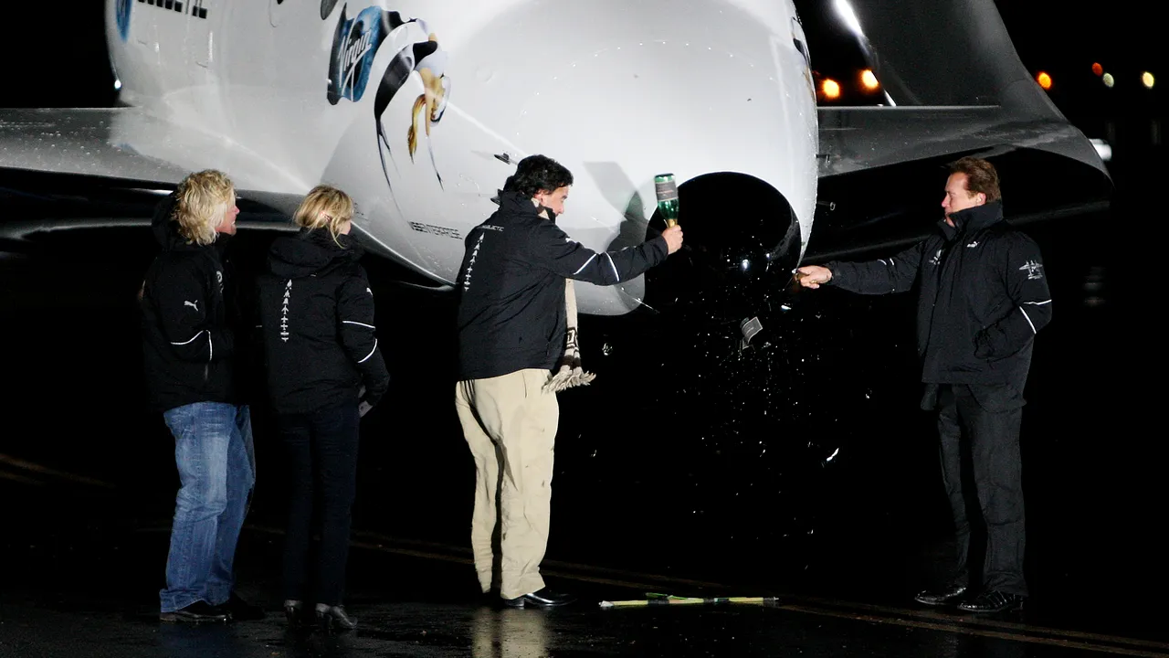 Virgin Galactic a prezentat noua navetă care va trimite turişti în spaţiu