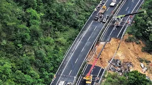 China: 19 persoane au murit după prăbuşirea unei autostrăzi