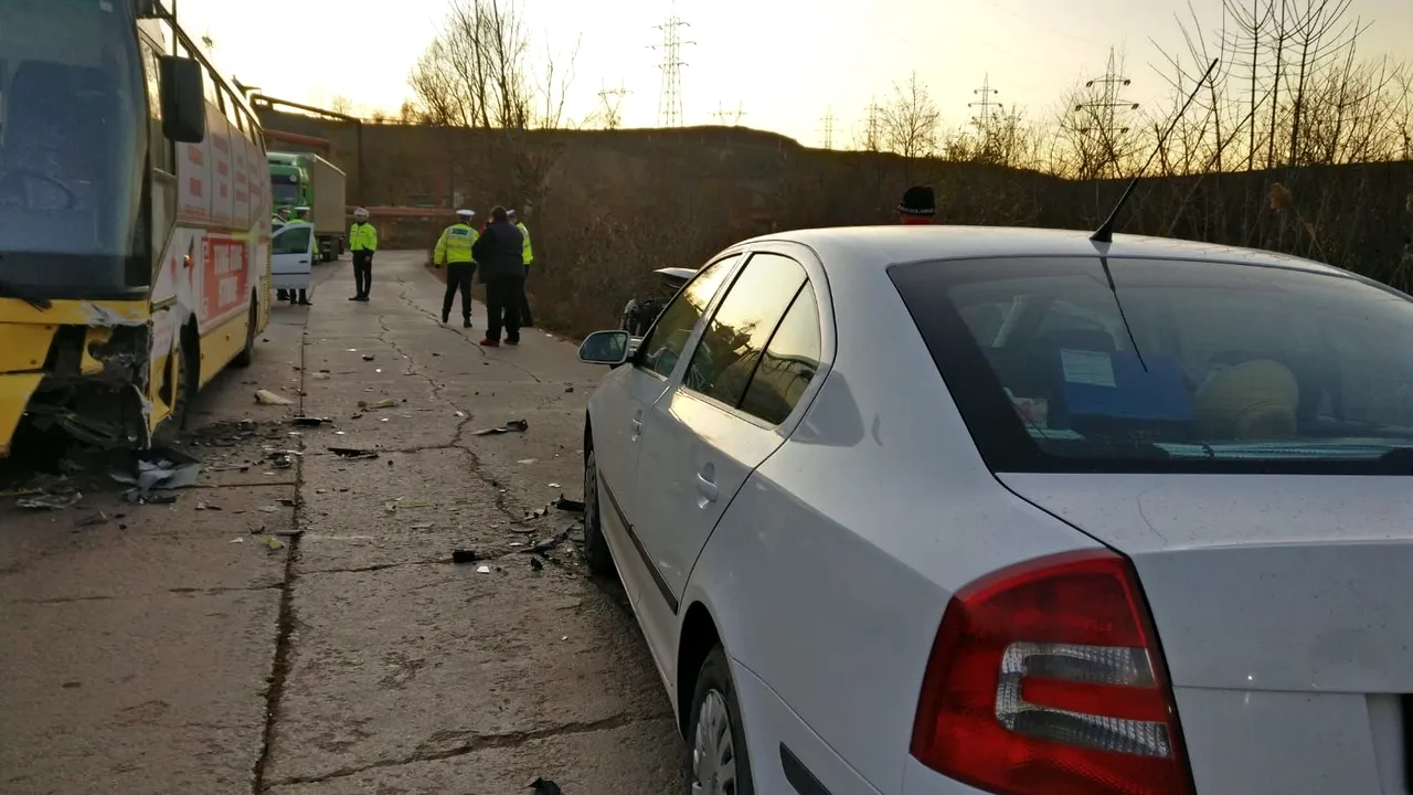Accident în Tulcea: Trei persoane rănite după ce o maşină a intrat într-o depăşire rscantă şi a lovit un autobuz