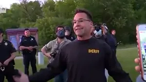 Momentul în care un şerif american se alătura protestatarilor din SUA: 