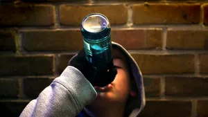 Studiu: 35% dintre români consideră firesc consumul de alcool de către copii. Cifra este de trei ori mai mare faţă de Ungaria