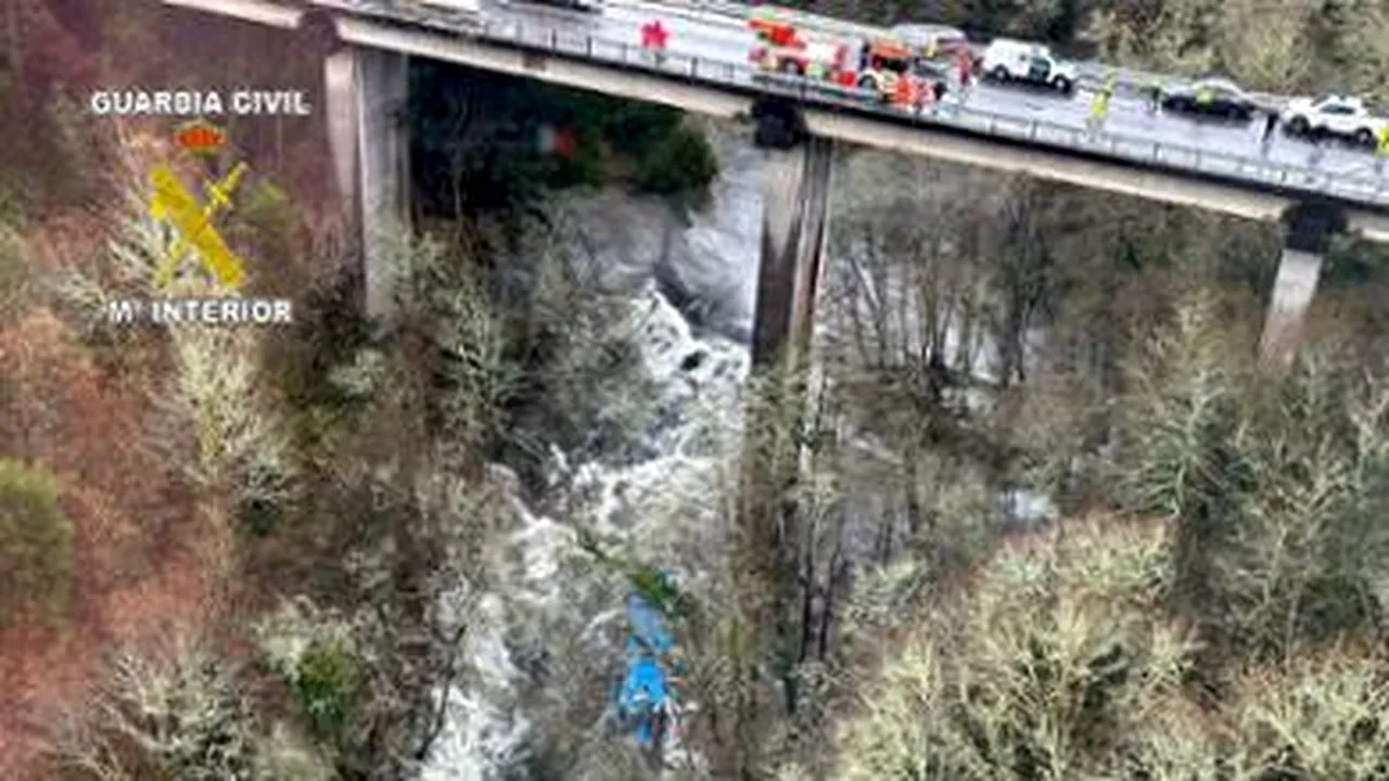 Tragedie în Spania: un autobuz a căzut într-un râu din Galicia, 6 morţi

