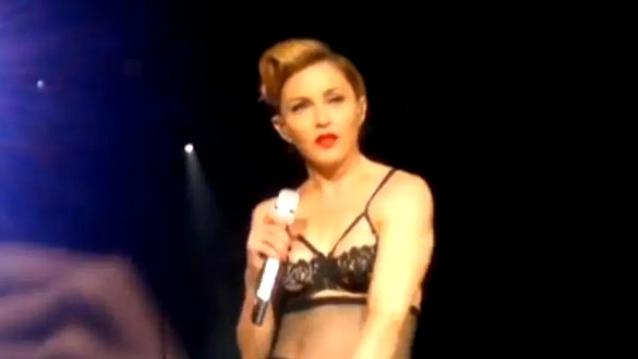Madonna şochează din nou: A făcut striptease şi a dedicat gestul său unei fetiţe care a fost împuşcată de talibani - VIDEO