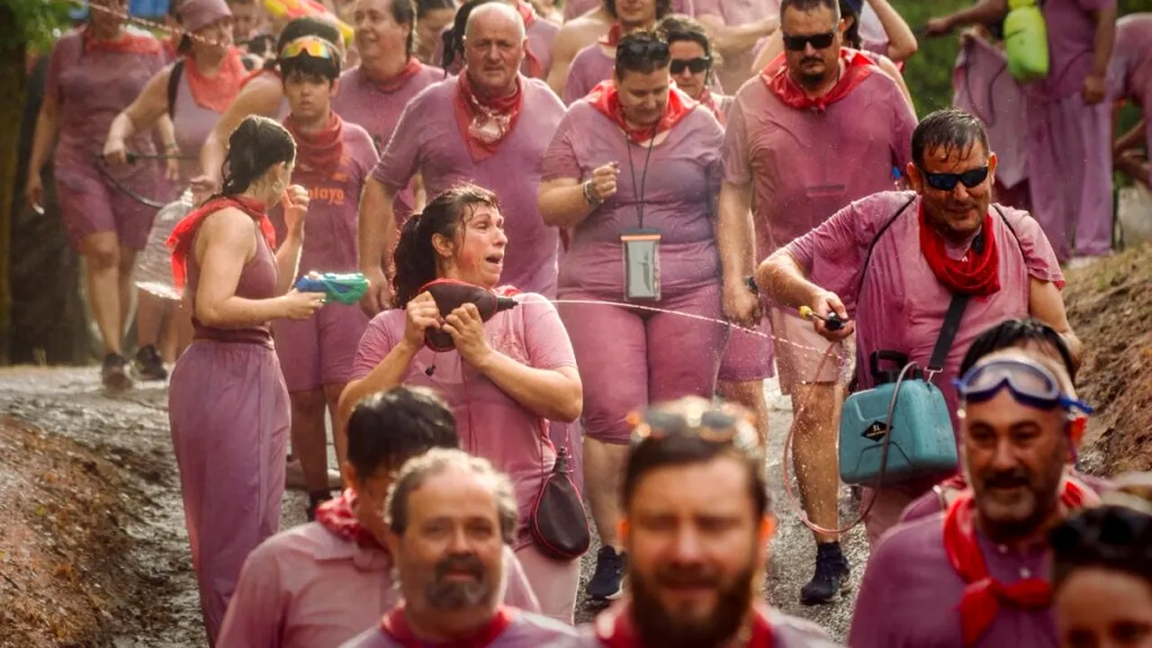 Bătălia Vinului din Spania, festivalul la care oamenii se „bat” cu vin și colorează orașul