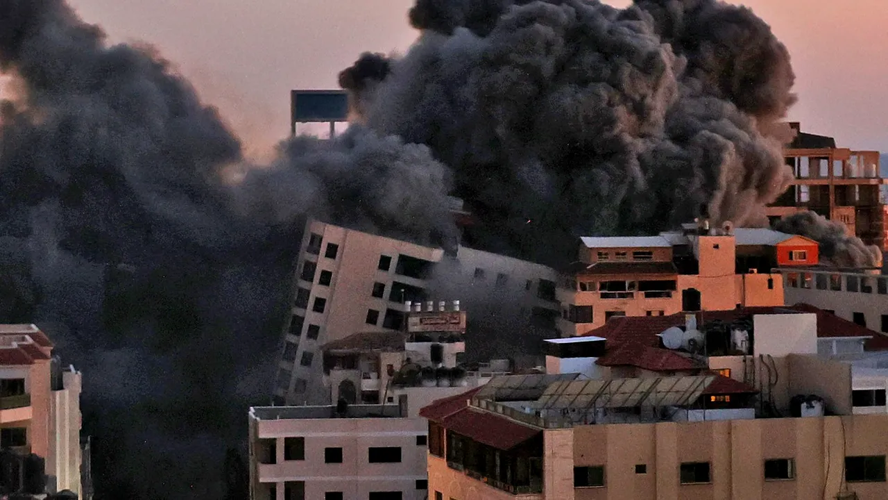 GALERIE FOTO Un bloc de 13 etaje a fost lovit într-un atac aerian în Fâşia Gaza