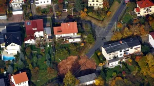 O groapă cu diametrul de 30 de metri şi adâncimea de 20 de metri a apărut într-un oraş german - FOTO