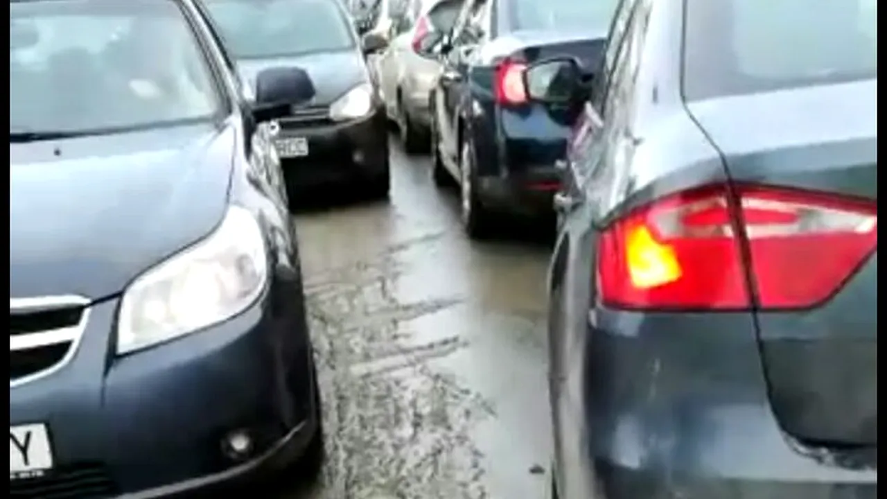 Traficul în staţiunea Păltiniş, blocat din cauza maşinilor parcate neregulamentar