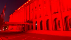 Palatul Victoria, iluminat în roșu, culoarea simbol a celor afectați de boala Duchenne