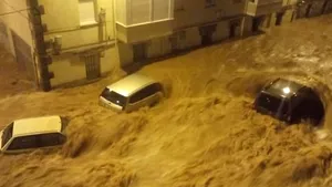 Inundaţii în Spania. Momentul şocant în care mai multe maşini sunt luate de ape. Cel puţin 20 de persoane, blocate în case. VIDEO