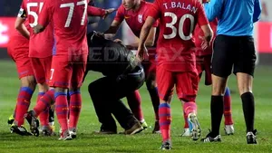 Atac mişelesc, partidă nebunească. Ce scrie presa internaţională despre incidentele de la meciul Petrolul - Steaua