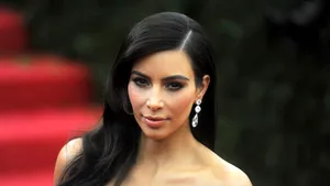 Kim Kardashian a ajuns la 27 de milioane de admiratori pe Instagram şi a sărbătorit momentul cu un selfie sexy - FOTO