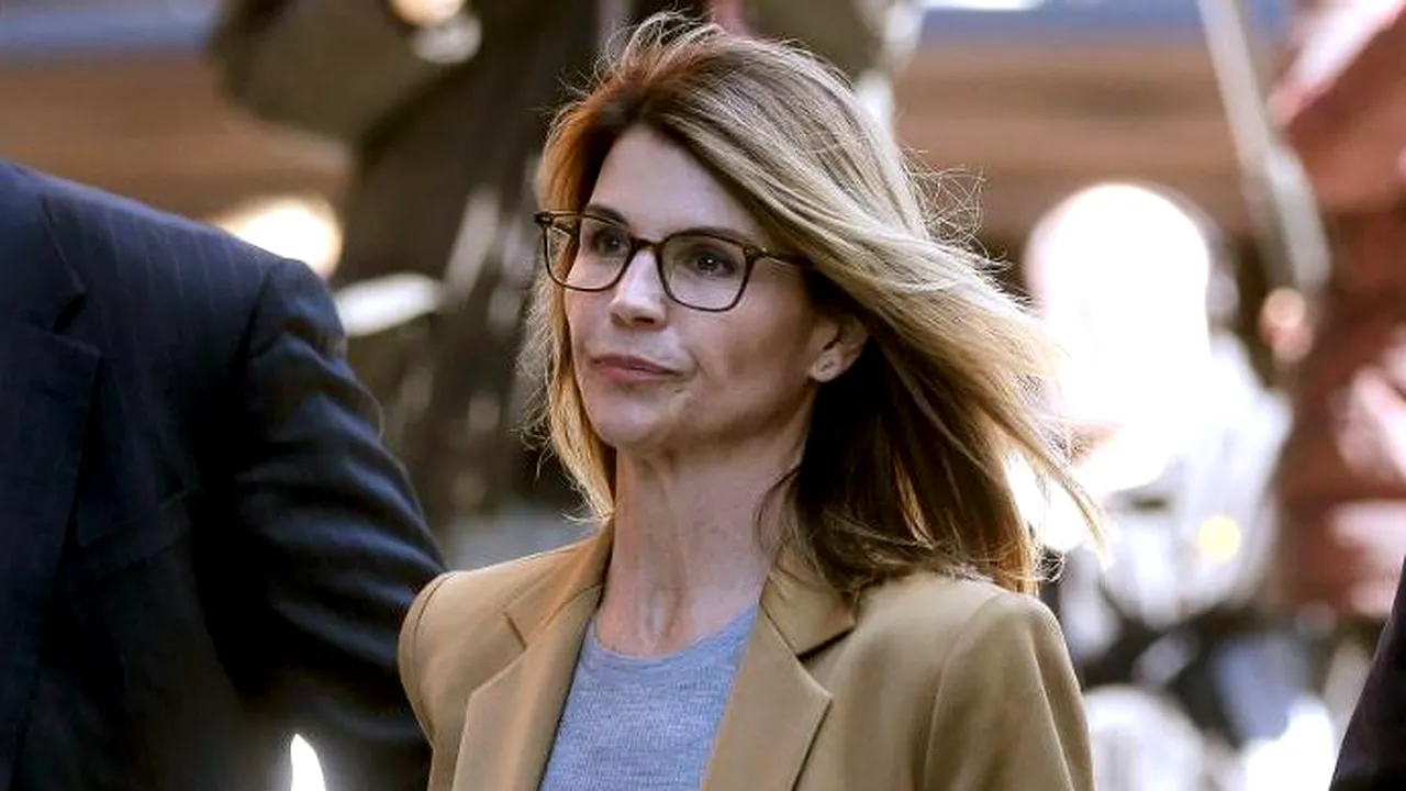 Actriţa Lori Loughlin a fost condamnată la două luni de închisoare pentru că a dat mită ca fetele ei să intre la facultate