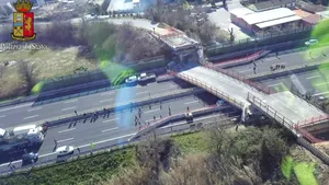 VIDEO Trei români, RĂNIŢI în urma prăbuşirii unui pod pe o autostradă din Italia: 