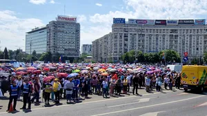 Greva din Educaţie continuă toată săptămâna. Sindicaliştii au respins oferta Guvernului, dar se mai negociază. Cu profesorii în stradă, rotativa Coaliţiei se amână
