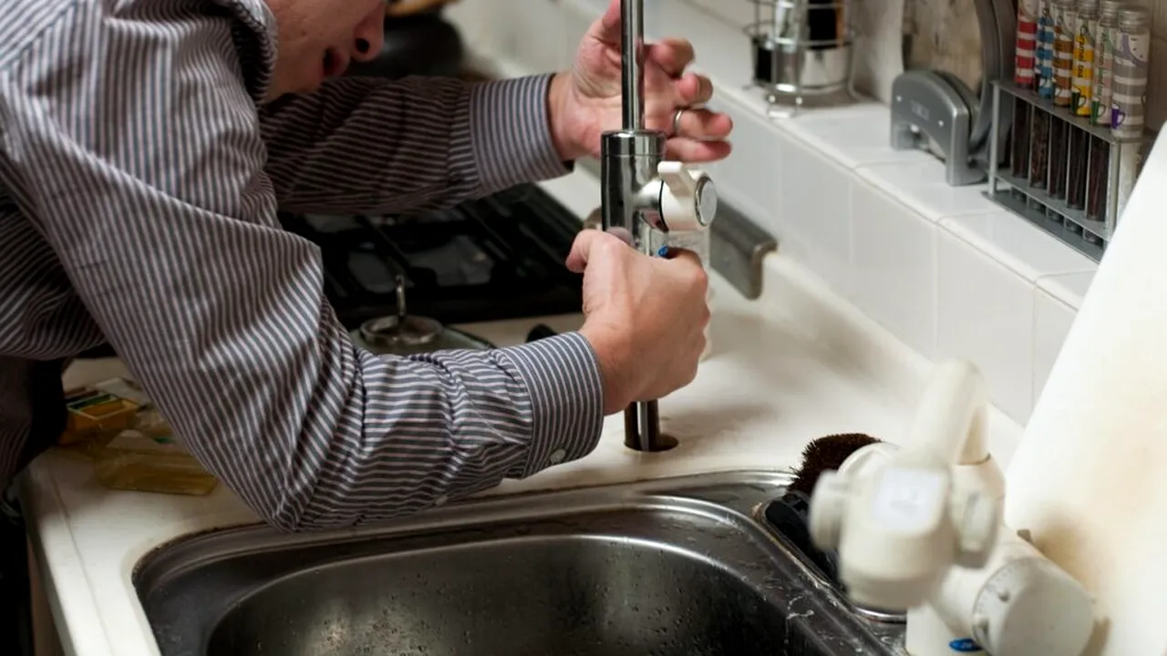 Sfatul instalatorului pentru desfundarea scurgerii de la bucătărie. Soluția tradițională ar putea agrava problema