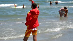 Conflict între un grup de turişti şi salvamari, la Eforie Nord. Două persoane au ajuns la spital