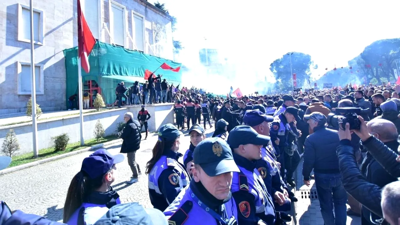 Proteste violente în Albania, faţă de Guvernul condus de Edi Rama