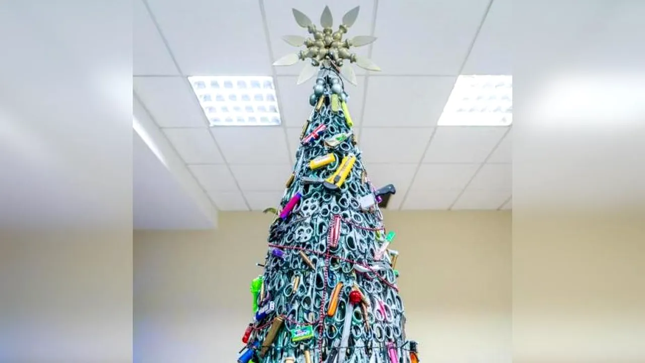 Cuţite în loc de globuri. Aeroportul care a decorat bradul de Crăciun cu obiectele confiscate de la pasageri