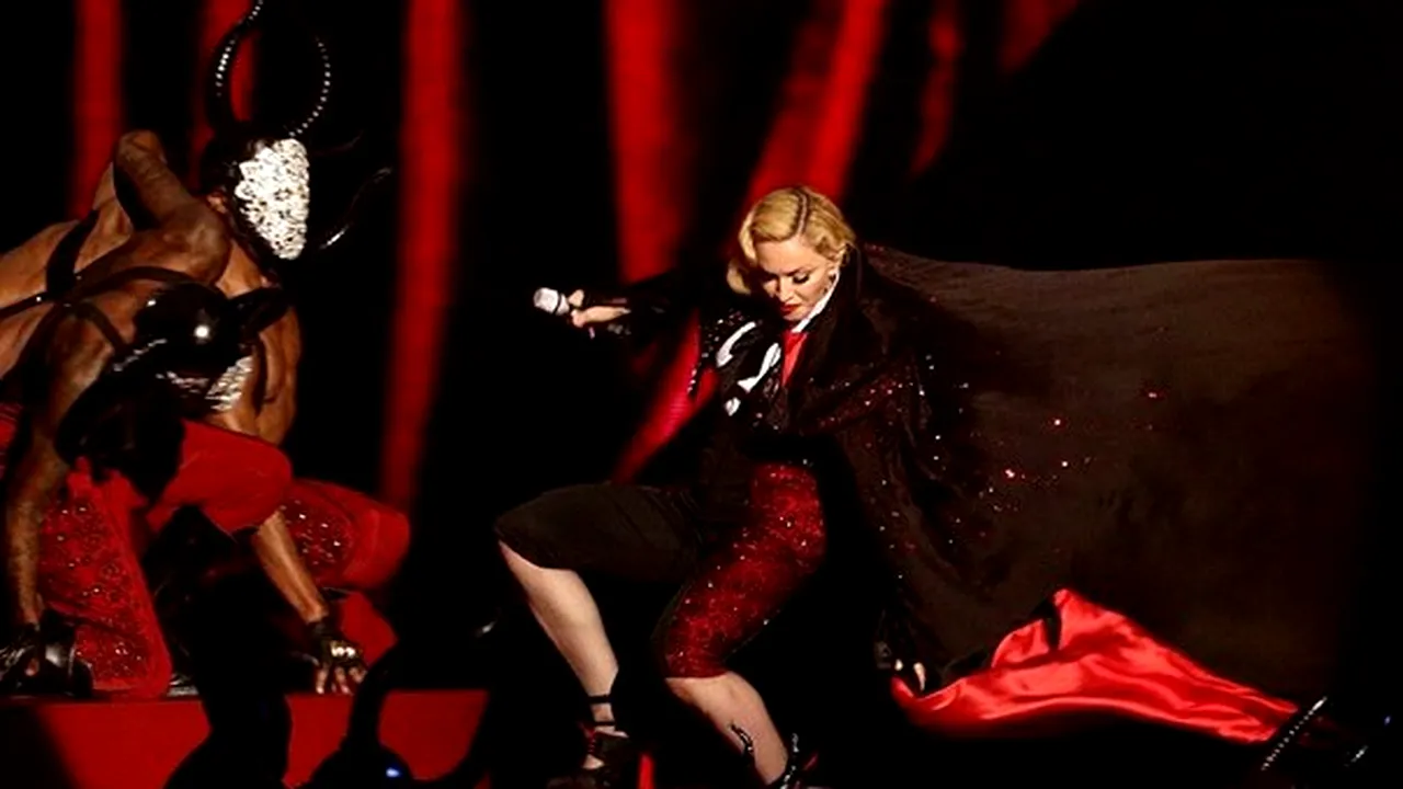 Madonna a căzut de pe scenă în timp ce cânta la Brit Awards 2015 - FOTO, VIDEO